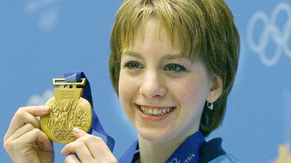 Американская фигуристка Сара Хьюз с золотой медалью Олимпийских игр 2002 года
