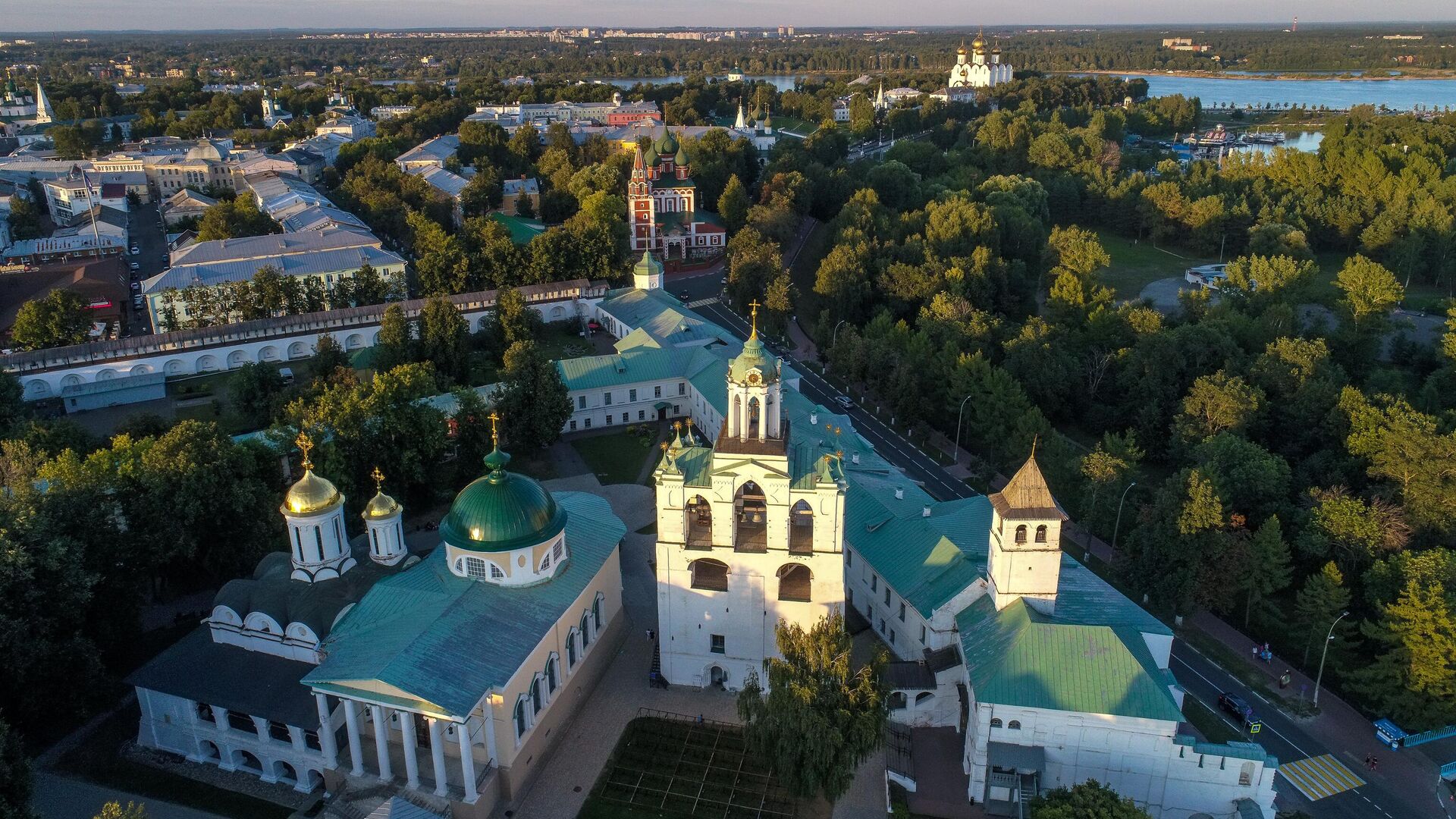 Звонница Спасо-Преображенского монастыря и преображенский собор XVI века на территории Ярославского кремля - РИА Новости, 1920, 23.05.2023