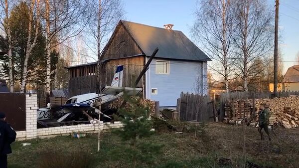 Легкомоторный самолет, упавший во двор частного дома в селе Коми