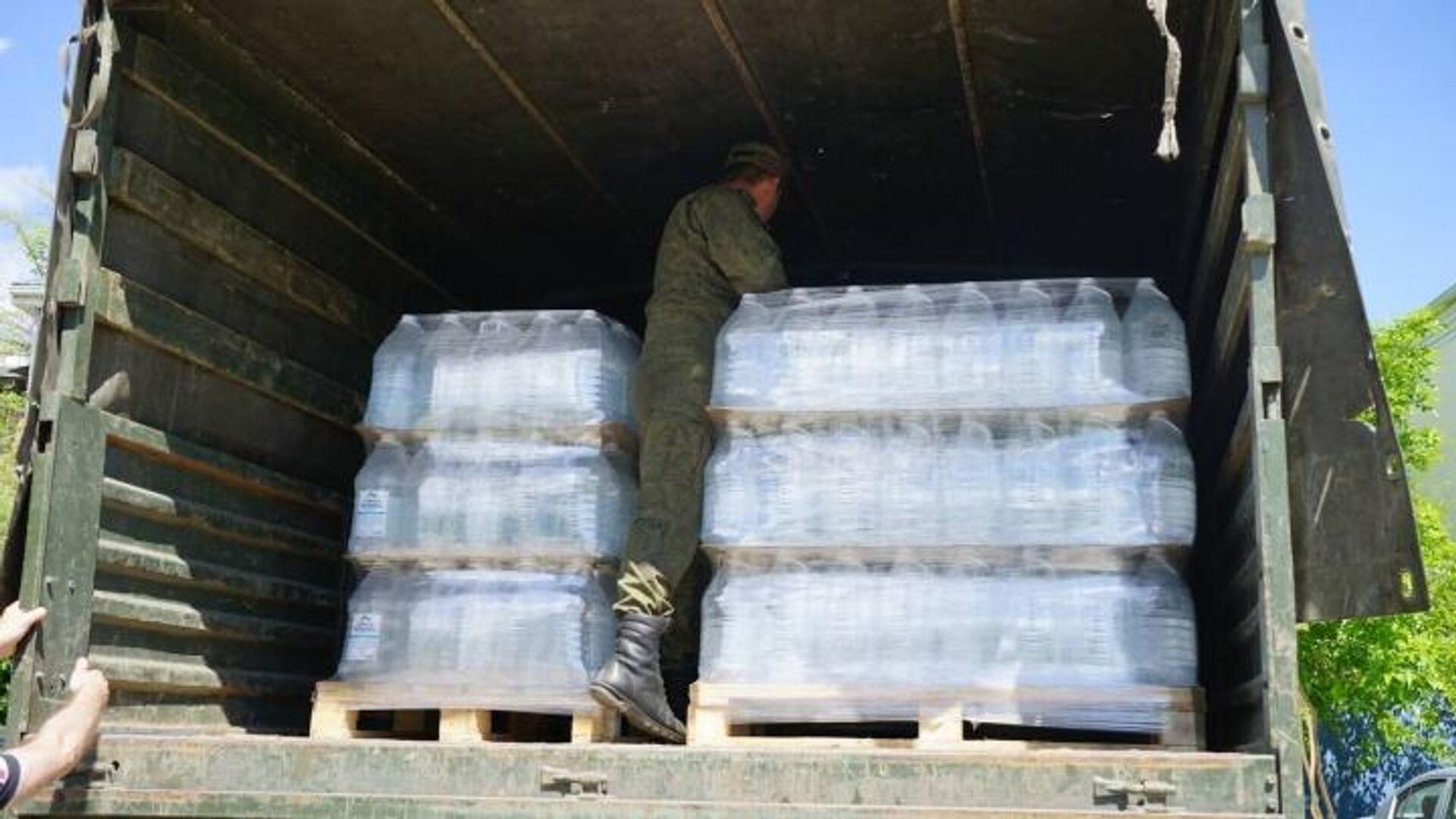 КЧР отправила больше 6 тонн питьевой воды в военный госпиталь, где лечатся участники СВО - РИА Новости, 1920, 18.05.2023