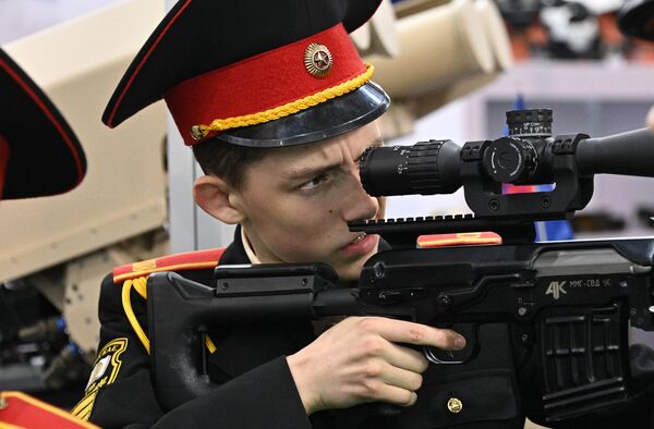 Курсант держит снайперскую винтовку Драгунова ММГ СВД УС на 11-й международной выставке вооружения и военной техники MILEX-2023 в Минске