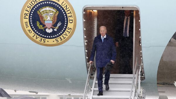 Президент США Джо Байден выходит из самолета на американской авиабазе в японском городе Ивакуни