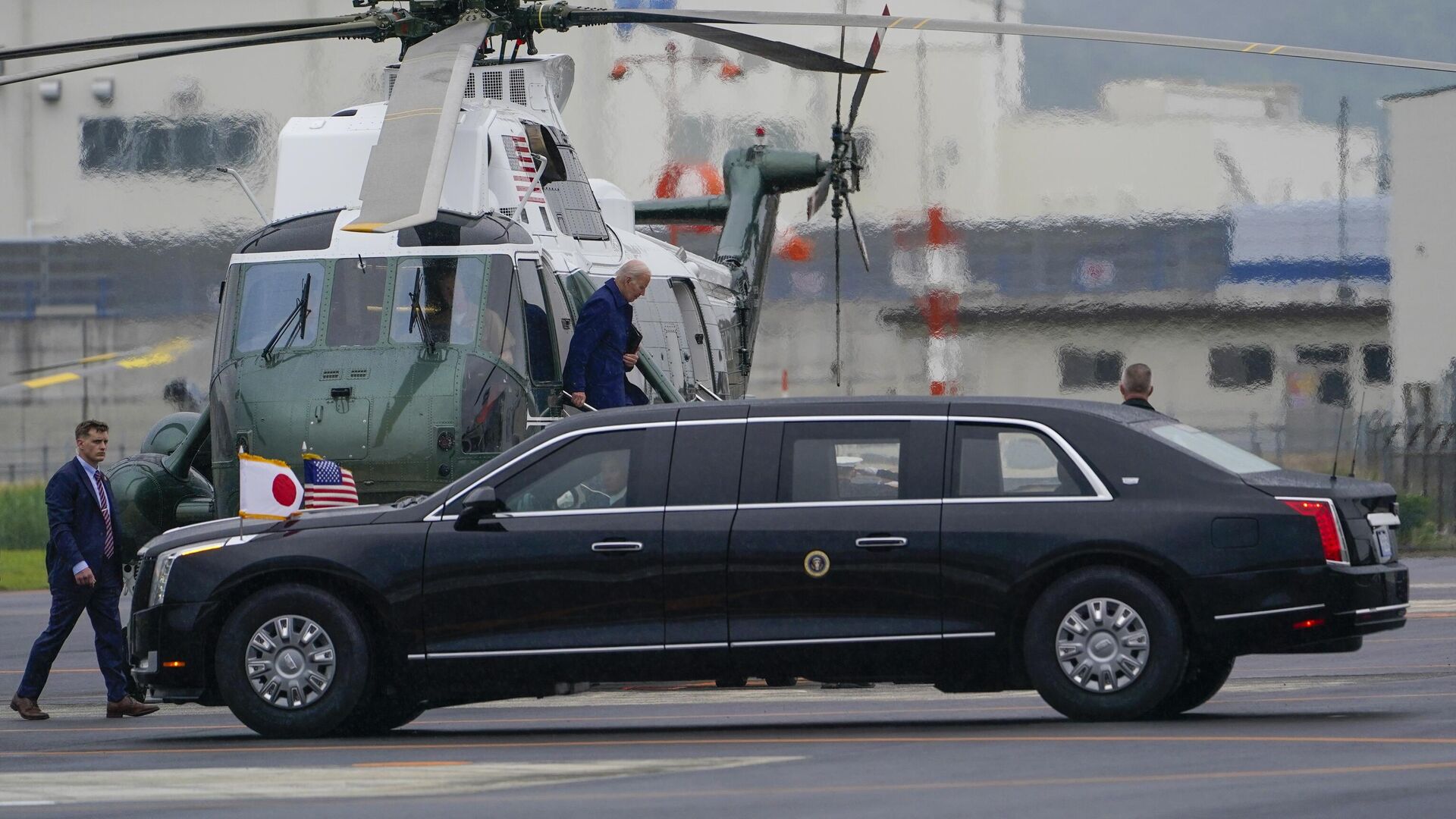 Президент Джо Байден выходит из вертолета после прибытия в Хиросиму. 18 мая 2023 - РИА Новости, 1920, 18.05.2023