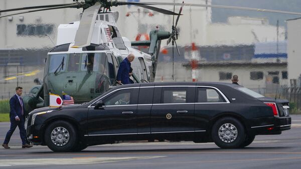 Президент Джо Байден выходит из вертолета после прибытия в Хиросиму. 18 мая 2023