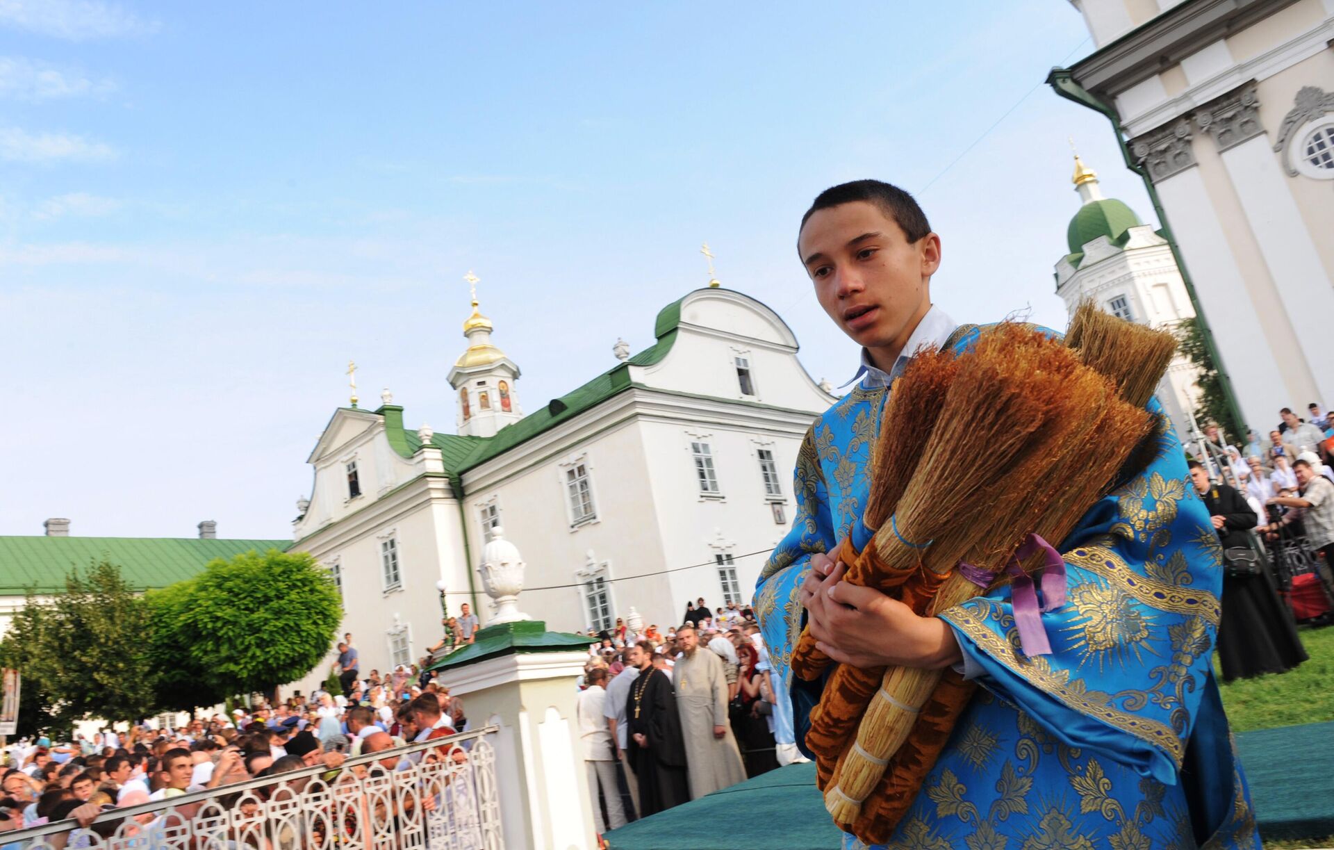 Во время Божественной литургии в Почаевской Лавре по случаю 450-летия явления чудотворной Почаевской иконы Божией Матери - РИА Новости, 1920, 19.05.2023