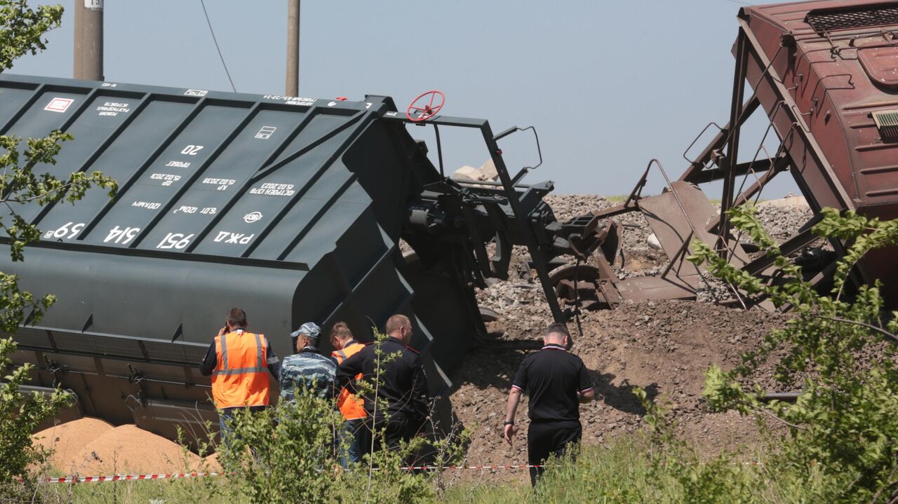 Движение поездов на поврежденном участке пути под Симферополем восстановили  - РИА Новости, 19.05.2023