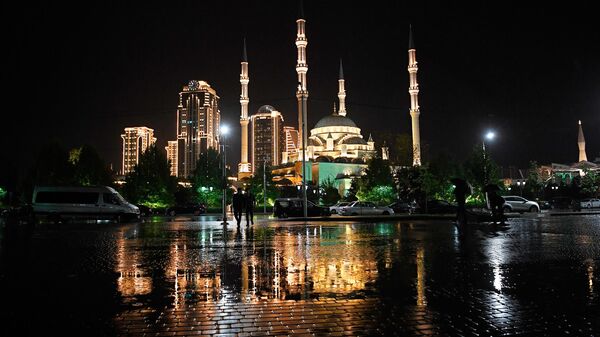 Ночной Грозный, вид на небоскребы и мечеть Сердце Чечни, Чеченская Республика