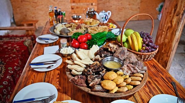 Блюда чеченской национальной кухни: мясо жижиг галнаш, требуха, галушки, йоах - колбаса Чеченская, чепалгаш-с творогом, хинкали с тыквой