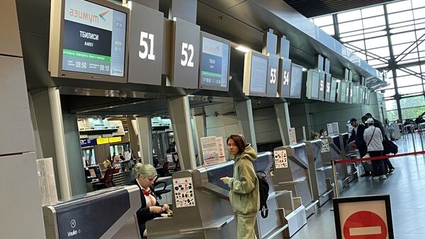 Девушка у стойки регистрации в аэропорту Внуково в Москве