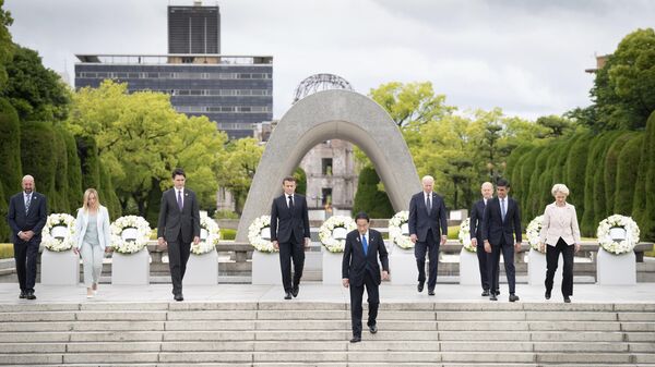 Лидеры G7 после возложения цветов к мемориалу жертвам бомбардировки в Хиросиме