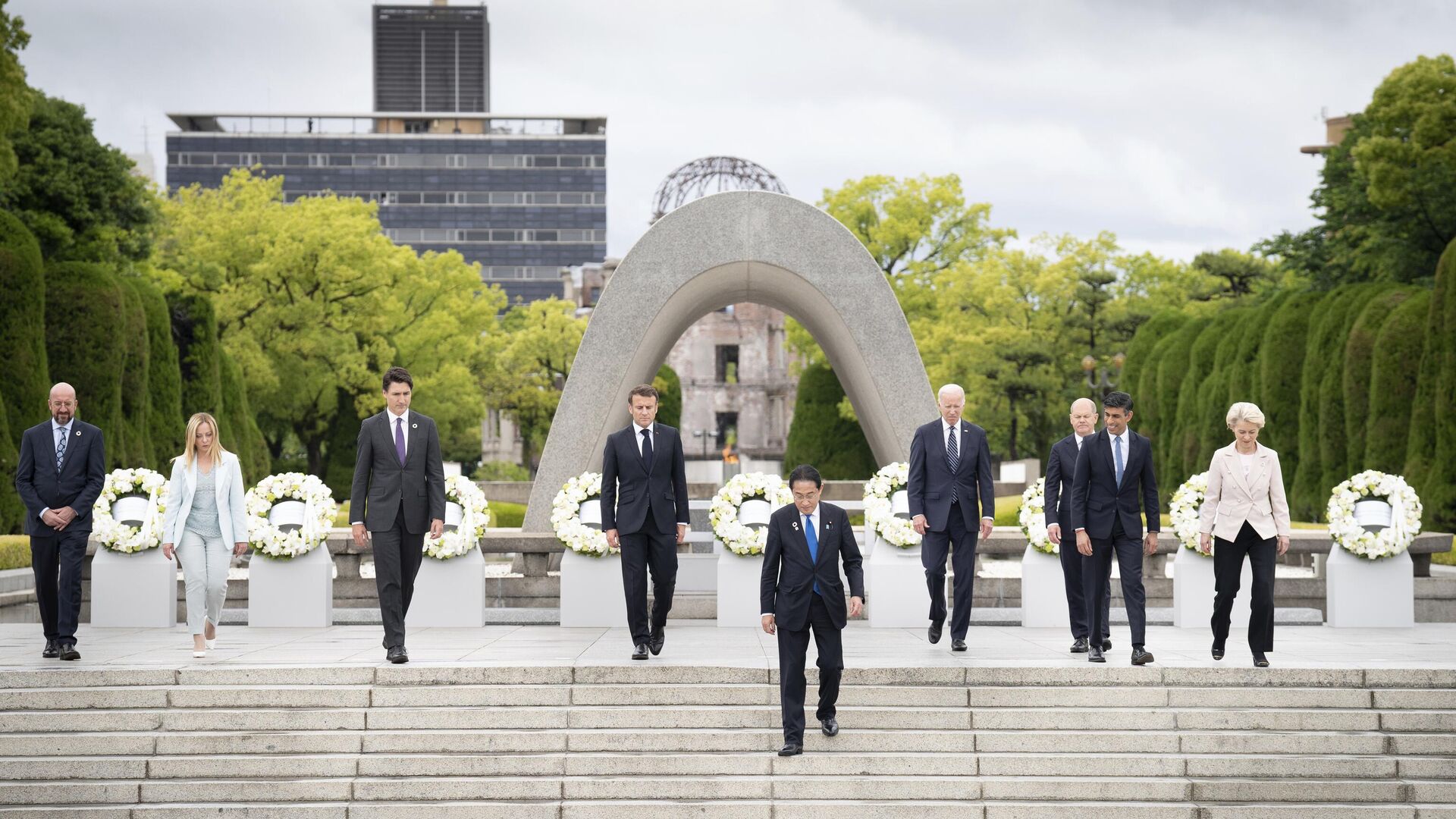 Лидеры G7 после возложения цветов к мемориалу жертвам бомбардировки в Хиросиме - РИА Новости, 1920, 19.05.2023