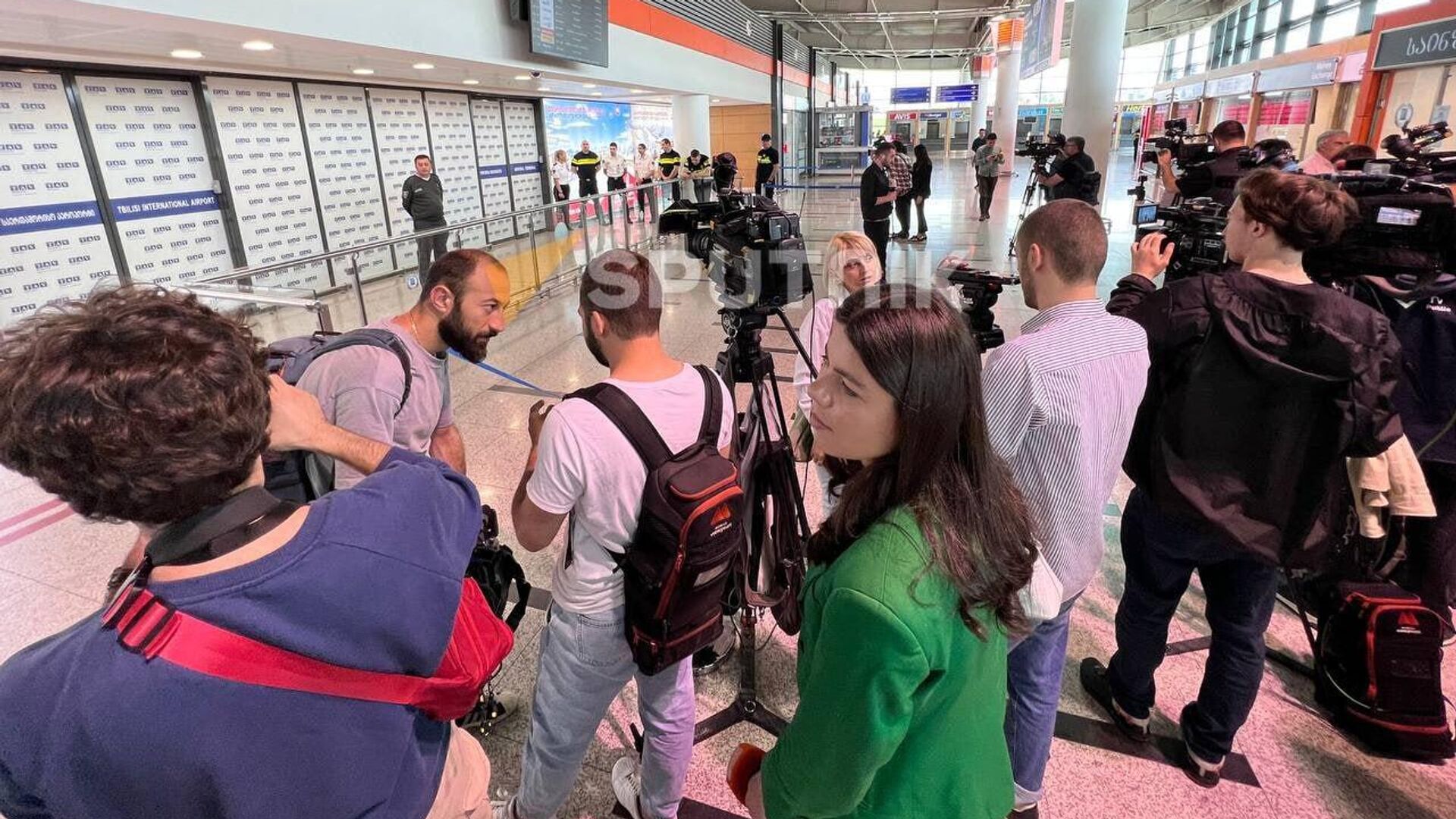 Грузинские журналисты и активисты ожидают в аэропорту Тбилиси прибытие рейса из России - РИА Новости, 1920, 19.05.2023