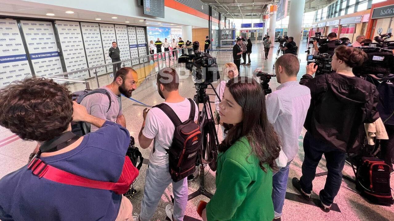 Грузинские журналисты и активисты ожидают в аэропорту Тбилиси прибытие рейса из России - РИА Новости, 1920, 19.05.2023