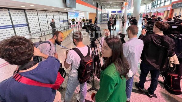 Грузинские журналисты и активисты ожидают в аэропорту Тбилиси прибытие рейса из России