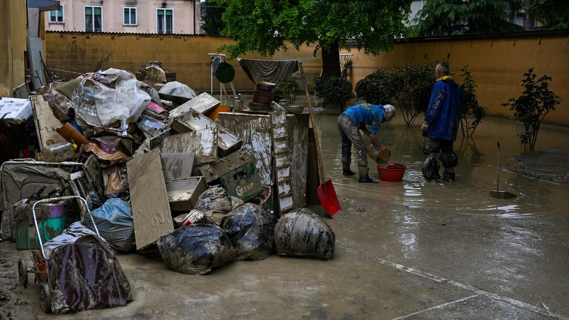 Местные жители ликвидируют последствия наводнения в итальянской области Эмилия-Романья - РИА Новости, 1920, 19.05.2023