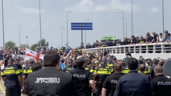 Попытка оппозиции прорвать полицейский кордон в аэропорту Тбилиси