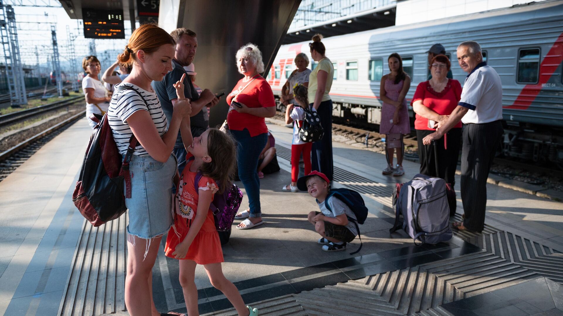 Пассажиры на железнодорожном вокзале Адлера - РИА Новости, 1920, 01.08.2023
