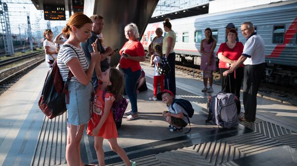 Пассажиры на железнодорожном вокзале