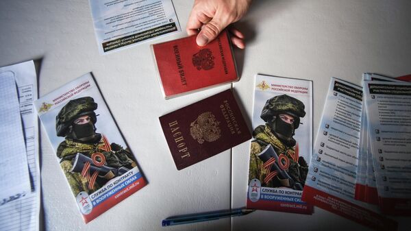 Паспорт РФ, военный билет и информационные буклеты на мобильном пункте отбора на военную службу по контракту в Симферополе