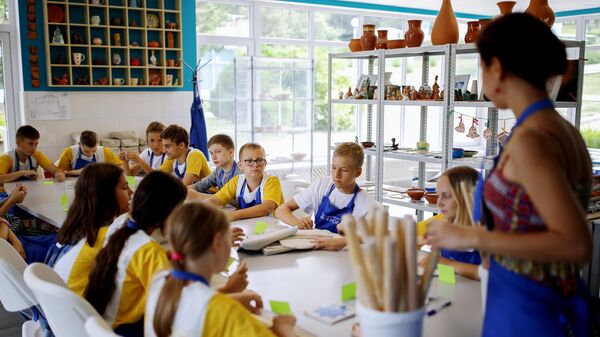 Дети занимаются в кружке гончарного мастерства на территории Всероссийского детского центра Орлёнок в Туапсинском районе Краснодарского края