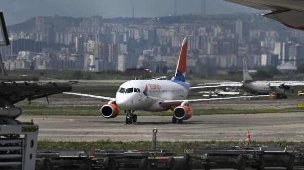 Пассажирский самолет авиакомпании Азимут, выполняющий первый прямой рейс из Москвы, в аэропорту Тбилиси. Архивное фото