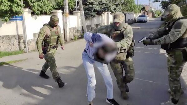 Задержание местного жителя, который пытался поджечь релейный шкаф на ж/д путях в Краснодаре. Кадр видео