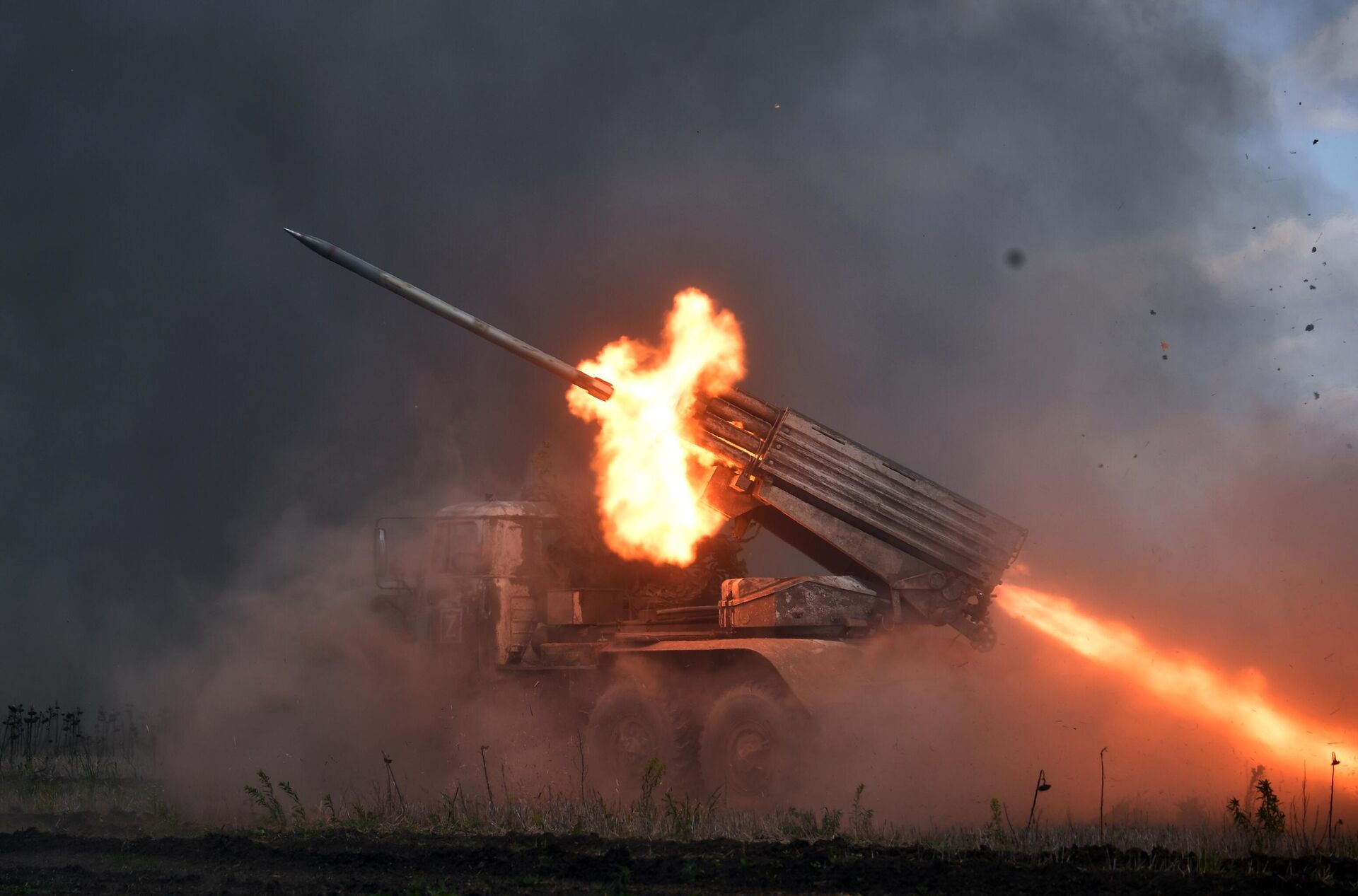 Боевая стрельба из реактивной системы залпового огня Торнадо-Г Вооруженных сил России по целям ВСУ в зоне СВО - РИА Новости, 1920, 30.06.2023