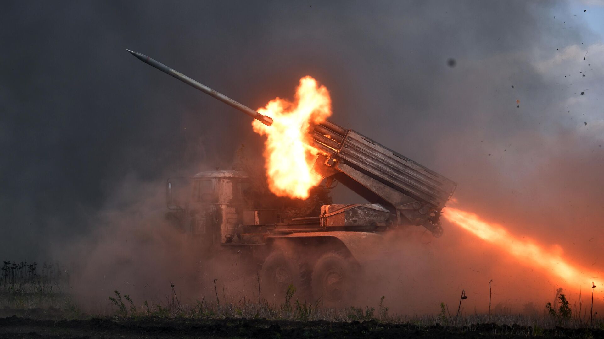 Боевая стрельба из реактивной системы залпового огня Торнадо-Г Вооруженных сил России по целям ВСУ в зоне СВО - РИА Новости, 1920, 26.06.2023