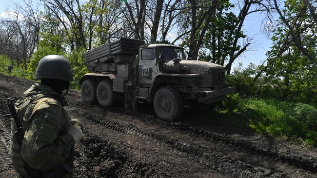 Реактивная система залпового огня Торнадо-Г выдвигается на позицию в зоне СВО