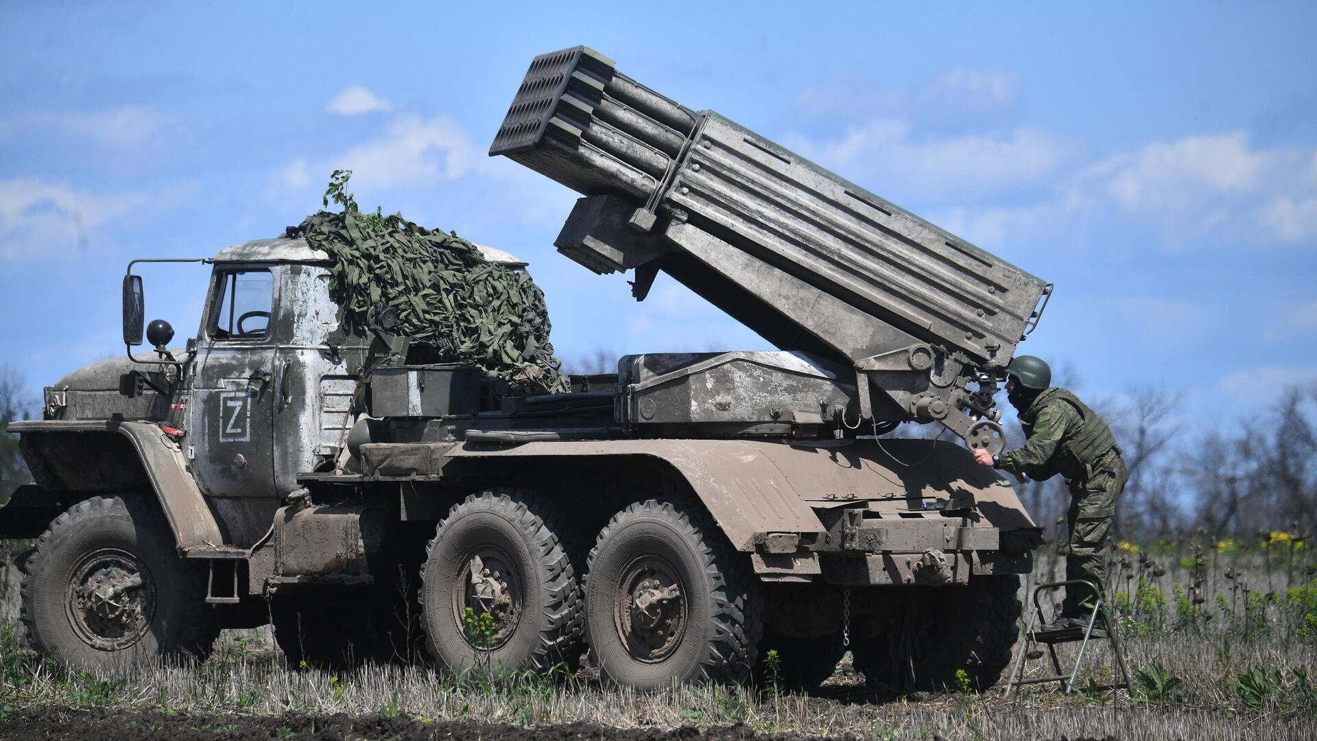 Военнослужащий Вооруженных сил России наводит реактивную систему залпового огня Торнадо-Г - РИА Новости, 1920, 24.05.2023