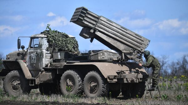 Военнослужащий Вооруженных сил России наводит реактивную систему залпового огня Торнадо-Г
