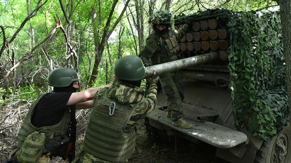 Военнослужащие Вооруженных сил России загружают снаряд в РСЗО Торнадо-Г
