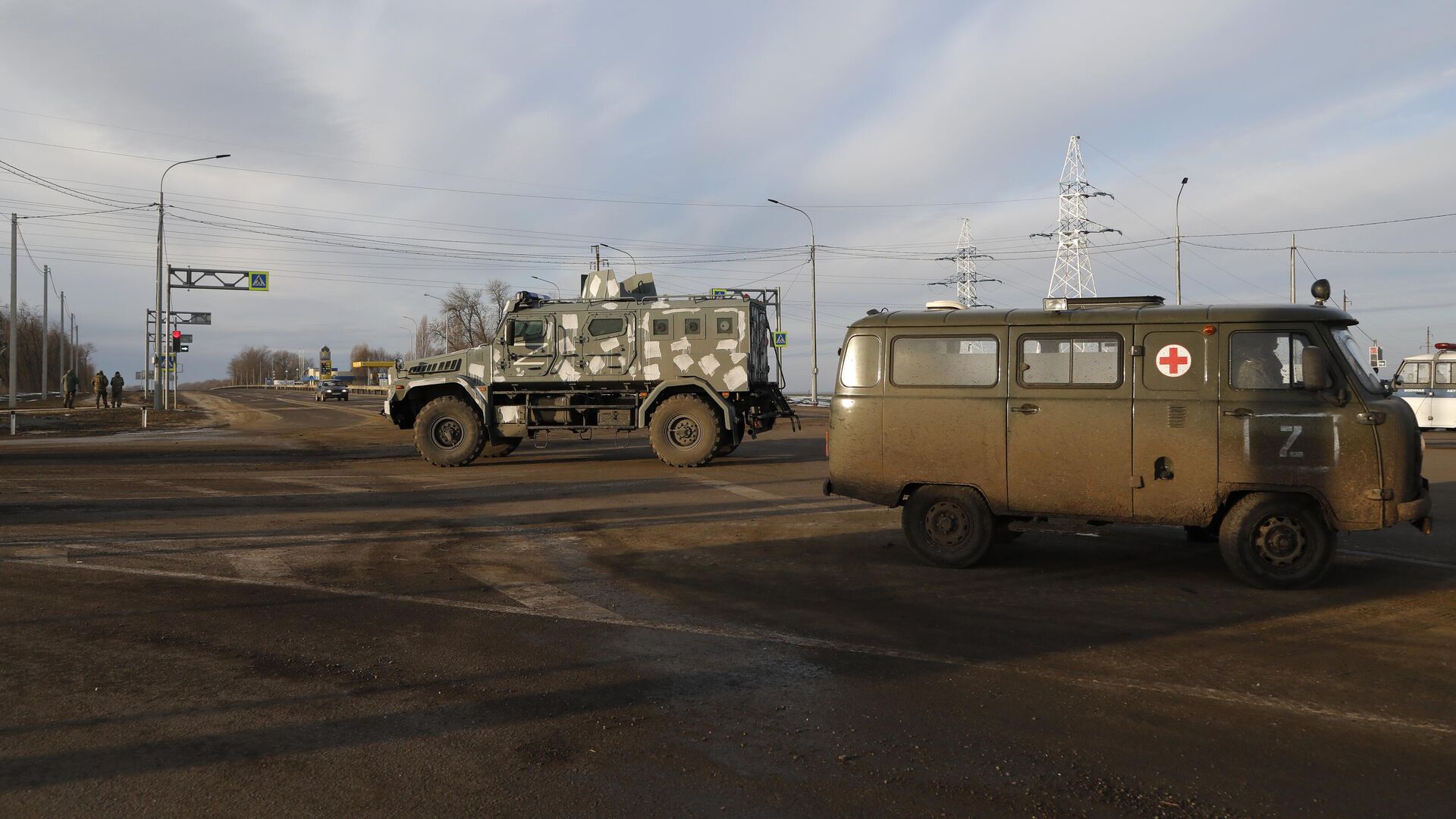 Бронеавтомобиль Тигр-М и автомобиль медицинской службы ВС РФ на шоссе возле границы с Украиной - РИА Новости, 1920, 06.09.2024