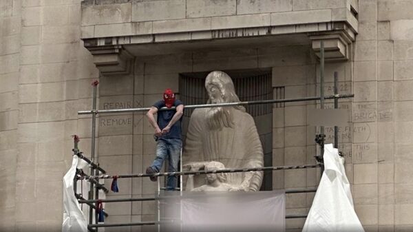 Мужчина в маске Человека-паука у штаб-квартиры британской телевещательной корпорации BBC. Кадр видео