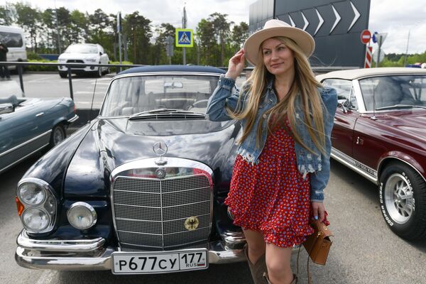 Девушка у автомобиля Mercedes W111 на ралли классических автомобилей в Архангельское Аутлет