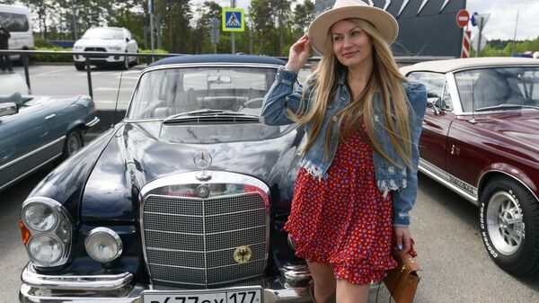 Девушка у автомобиля Mercedes W111 на ралли классических автомобилей в Архангельское Аутлет