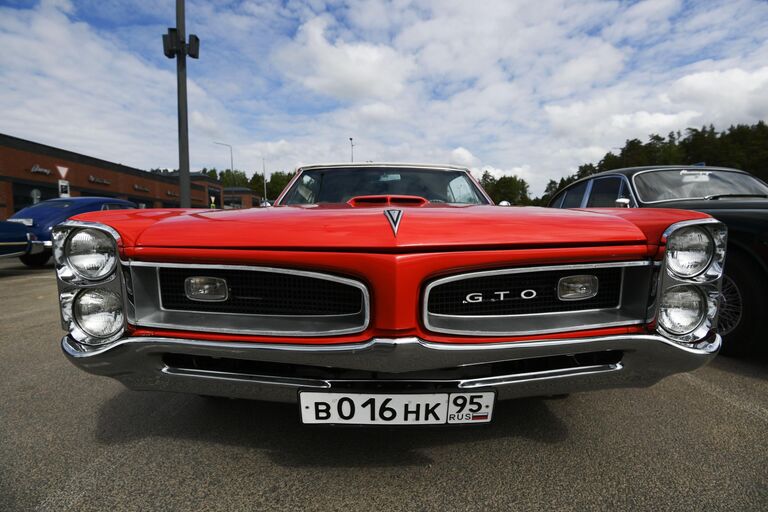 Автомобиль Pontiac GTO 1966 года на ралли классических автомобилей в Архангельское Аутлет