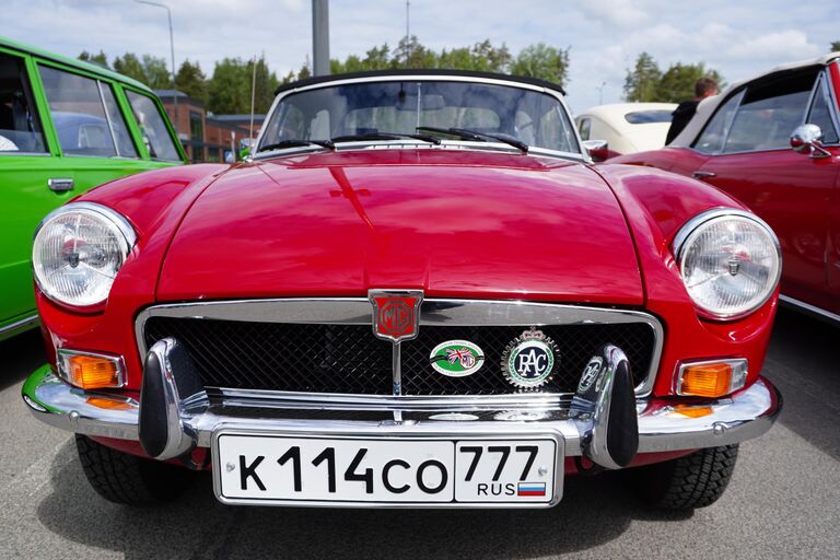 Родстер MG 1964 года на ралли классических автомобилей в Архангельское Аутлет