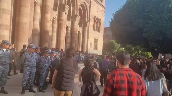 Акция протеста у здания правительства в Ереване