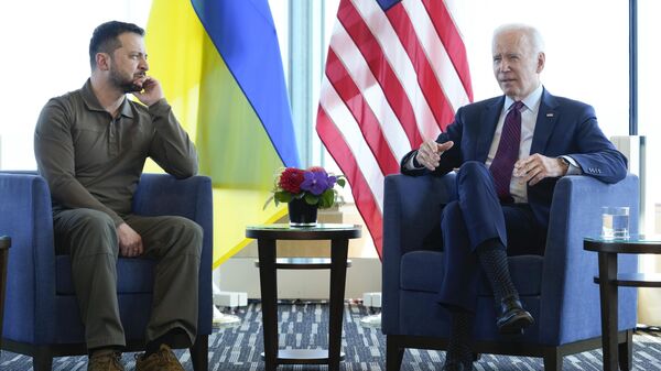 Президент США Джо Байден и президент Украины Владимир Зеленский во время встречи в Хиросиме, Япония