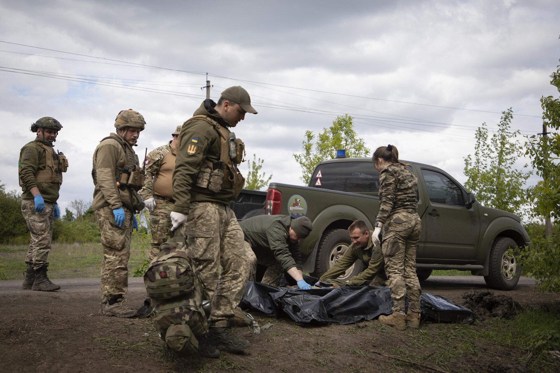 Военные медики укладывают тела убитых украинских солдат в пластиковые пакеты4