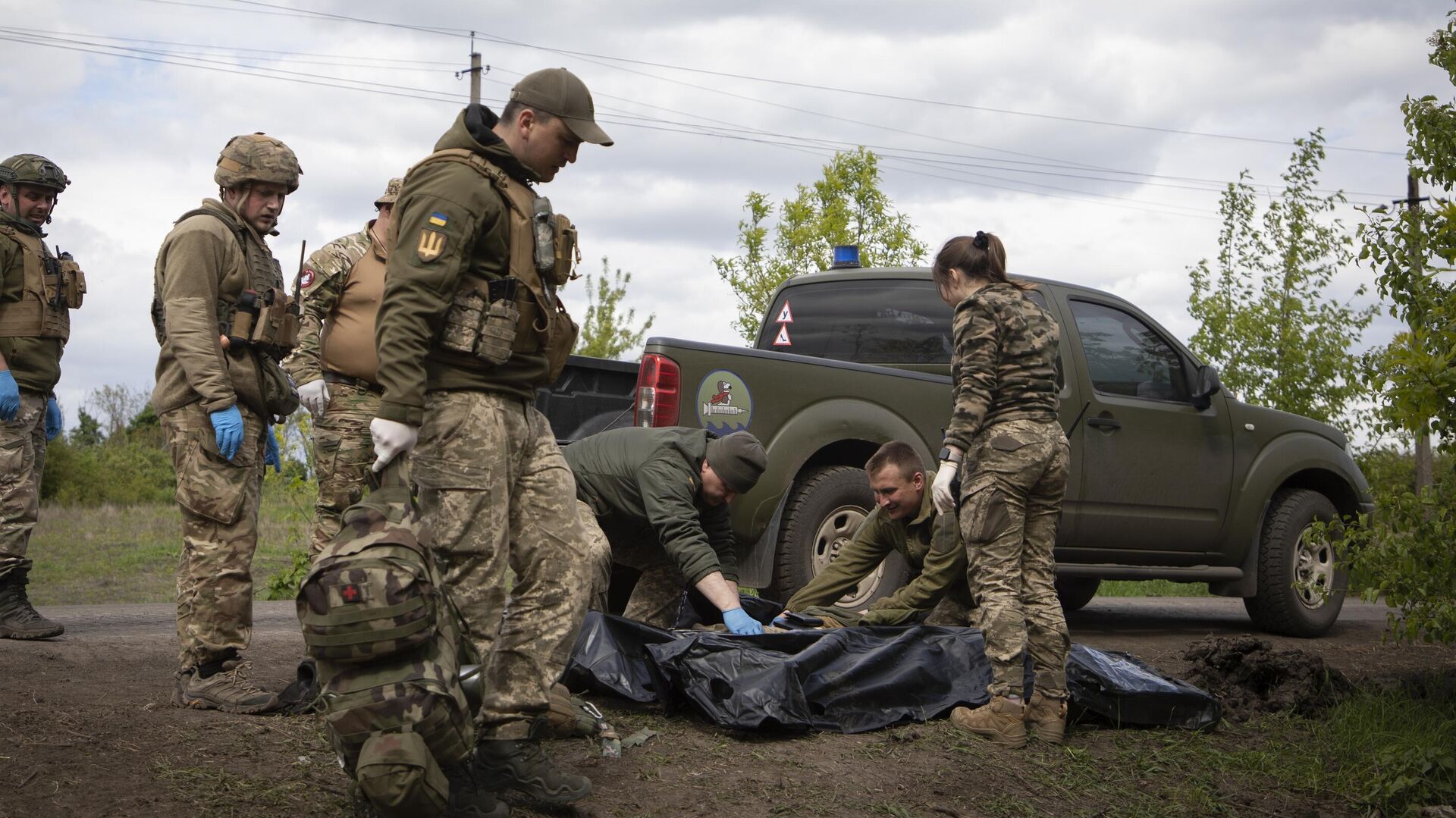 Military doctors put the bodies of murdered Ukrainian soldiers in plastic bags - RIA Novosti, 1920, 06/05/2023