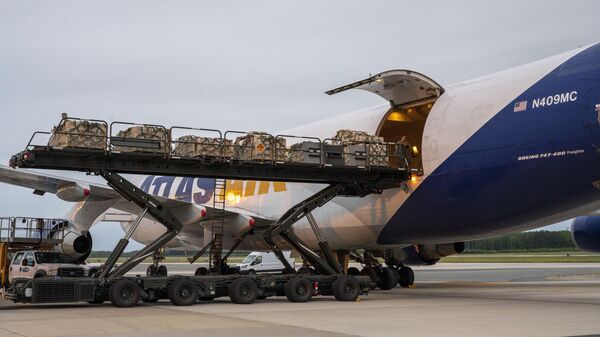Погрузка военной помощи для Украины на авиабазе Довер, США