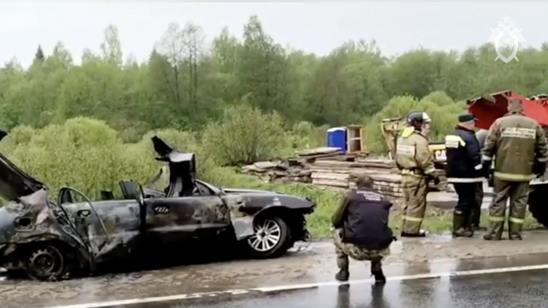 На месте ДТП в Рамешковском районе Тверской области. Кадр видео - РИА Новости, 1920, 21.05.2023