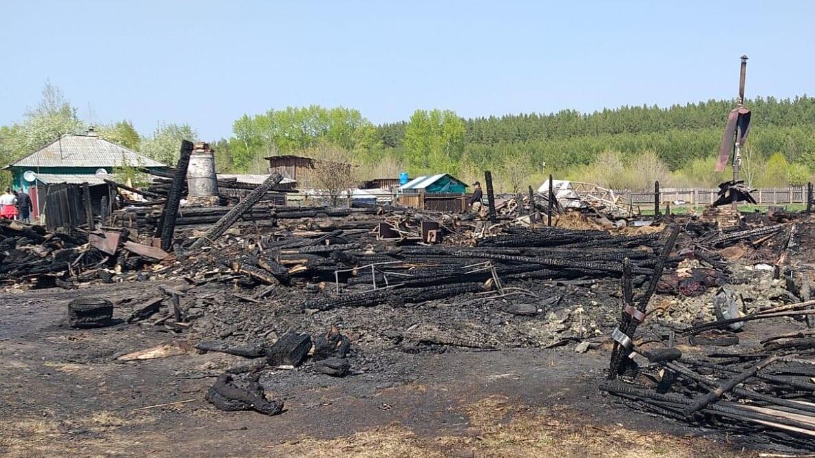 На месте пожара в частном жилом доме в поселке Ертарский Свердловской области - РИА Новости, 1920, 21.05.2023