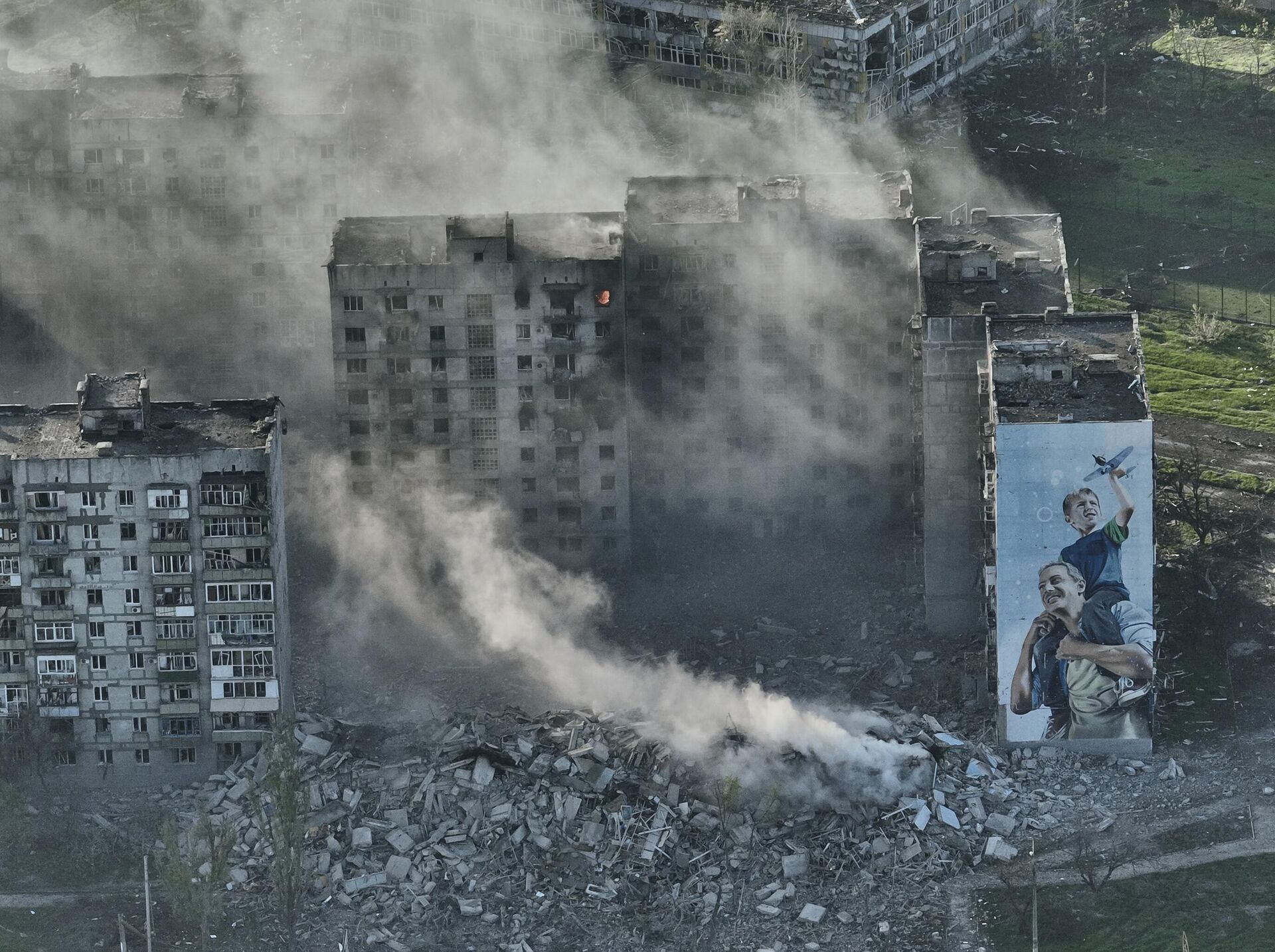 Поврежденные многоэтажные дома в Артемовске - РИА Новости, 1920, 02.06.2023
