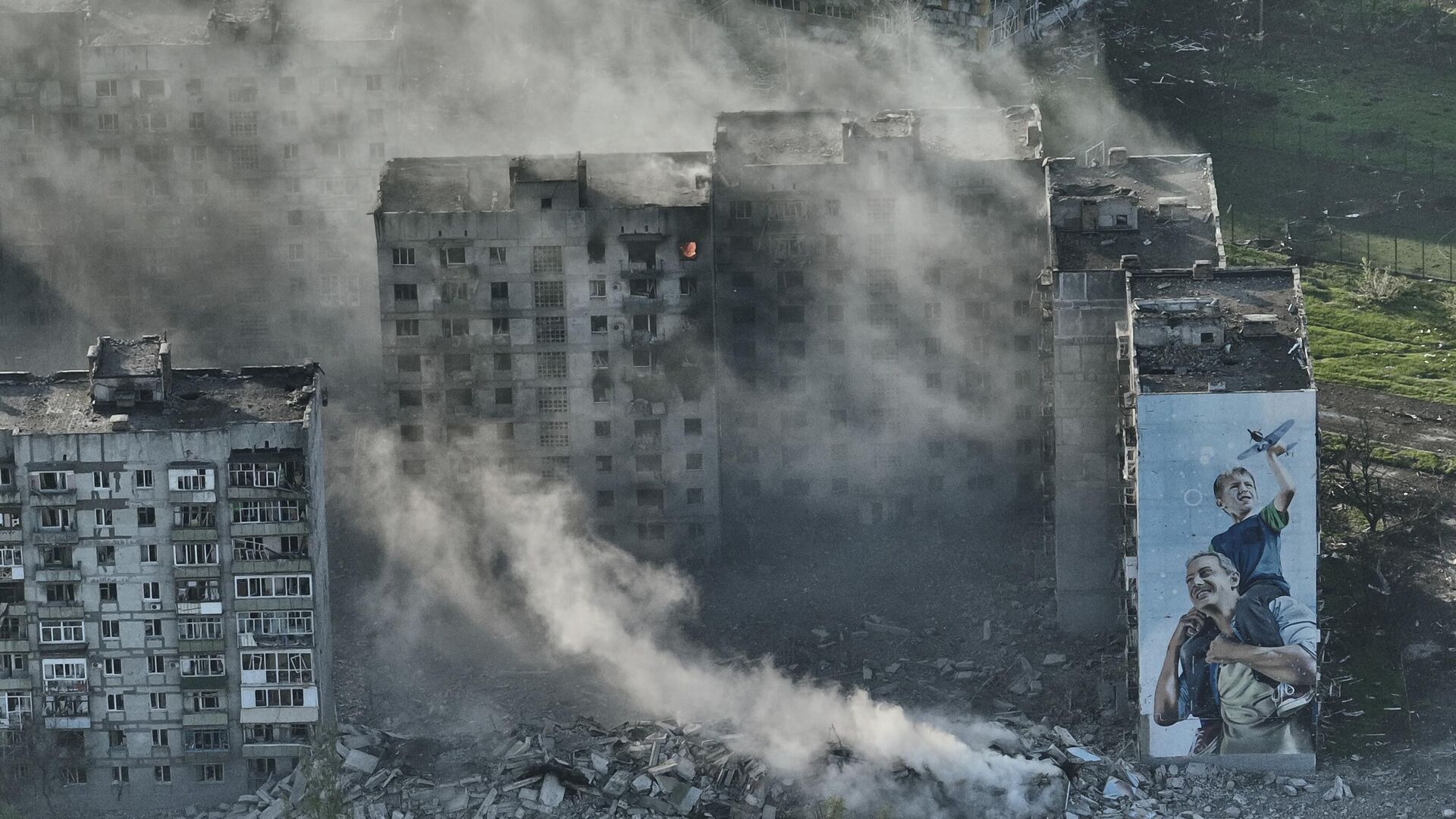 Поврежденные многоэтажные дома в Артемовске - РИА Новости, 1920, 21.05.2023