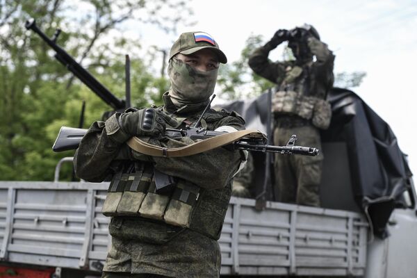 Зенитный расчет мобильной группы быстрого реагирования на боевом посту в зоне СВО Зенитный расчет мобильной группы быстрого реагирования на боевом посту в зоне СВО