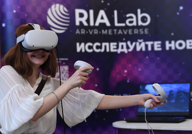 Девушка в очках виртуальной реальности на презентации VR-проектов RIA Lab в рамках Ночи музеев в Государственном историческом музее (ГИМ)