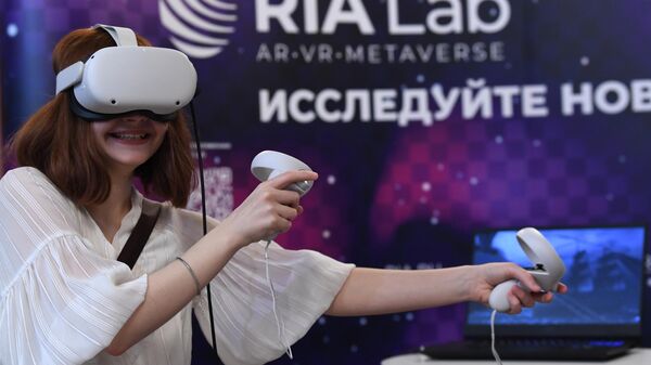 Девушка в очках виртуальной реальности на презентации VR-проектов RIA Lab в рамках Ночи музеев в Государственном историческом музее (ГИМ)